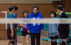[포토]종로구민회관 이용자들과 대화하는 이낙연 전 총리