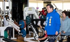 [포토]종로구민회관 시설 둘러보는 이낙연 전 국무총리