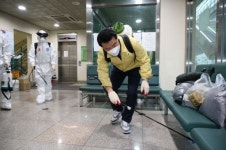 [포토]이승로 성북구청장, 보훈회관 방역 직접 나서...
