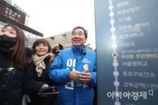 [포토]부암동 마을버스 정류장 앞 이낙연