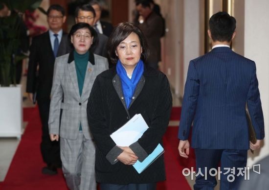 다양한 부처 장관들이 참석한 서울 정부서울청사 국무회의에서 다양한 분야의 정책 논의 진행