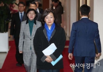 [포토]국무회의 참석하는 박영선 장관