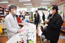 정 총리, 대구 농협·약국 마스크 수급상황 불시 점검