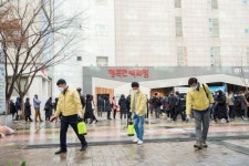 [포토]양천구청 직원들 목동 행복한백화점 앞 축제의 거리 방역소독