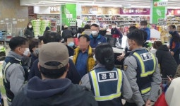 우체국·하나로마트 등 곳곳서 공적물량 풀렸지만…마스크 수급 여전히 불안