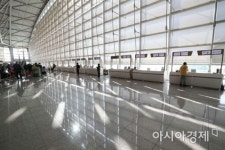 [포토]코로나19에 썰렁한 인천국제공항 여행사 창구