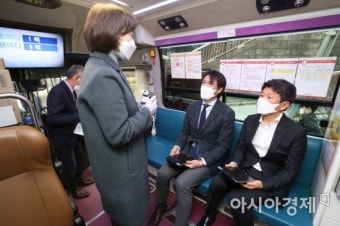 [포토]전자문진하는 정몽규 회장과 홍명보 전무이사