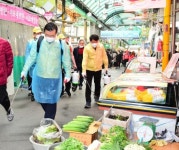 [포토]류경기 중랑구청장, 면목7동 코로나 방역대와 방역