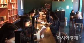 [인스타 산책]배우가 차린 책방 책과 밤, 낮