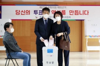 재외선거 첫날, 마스크 쓰고 체온 잰뒤 입장…