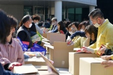 [포토] 광주 서구, 취약계층에 식품꾸러미 전달