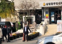 투표하러 갔다 대통령 봤어요 文 만난 삼청동 주민 [인터뷰]