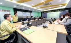 [포토] 유성훈 금천구청장, 총선 투표 상황실 근무자 격려