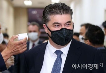 [포토] 발열 체크하는 카허 카젬 한국GM 사장