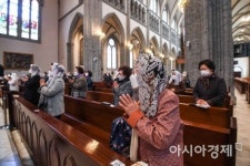 [포토]명동성당 미사, 제한적 재개
