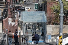 [포토]서대문구 공공도로에 경사지에 에스컬레이터 설치