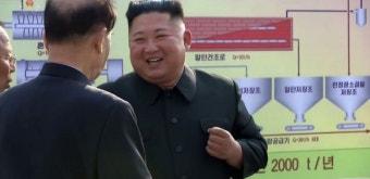 北 '영상'으로도 김정은 공개..걸어서 입장 후 손인사