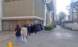 [르포]새벽에 서울 상경해서 줄 서야하나…3일째 샤넬 난리통·백화점 코로나 공포