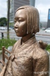 [포토]훼손된 흑석역 앞 평화의 소녀상