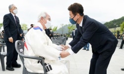 현충일 영천호국원 추념식에 태극기 옷 입고 참석한 97세 애국지사