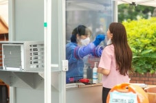 [포토]양천구 보건소 의료진 ‘워킹스루’ 선별진료소에서 검체 체취