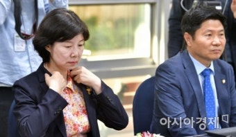 [포토] 옷 맵시 고치는 양정숙 의원