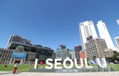 [포토]시청 서울광장 위로 드러난 맑은 하늘