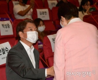 [포토] 인사 나누는 안철수·전혜숙