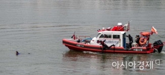 [포토]수난구조 선보이는 119수난구조대