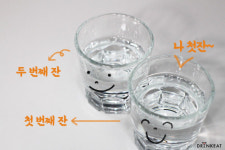 [드링킷] 소주 첫 잔은 쓰다는 말, 진짜일까?