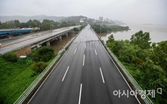 서울 한강 수위 상승으로 올림픽대로 통제, 교통 혼잡 우려.