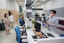[포토]유덕열 동대문구청장, 종합민원실 연장 근무 직원 격려