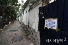 [포토]사랑제일교회에 붙은 예배 중지 안내문