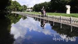 [포토] 연못에 비친 청명한 하늘