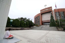 [포토]문 닫은 교회 앞에서