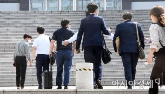[포토] 캐리어 끌고 국방부 압수수색 나선 검찰 수사관