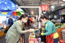 은수미 성남시장, 전통시장 찾아 상인들 격려