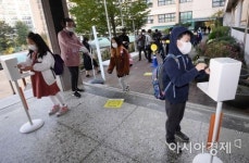 [포토] 손 소독하며 등교하는 아이들