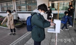 친구 만나서 좋아요 붐빈 등굣길…유은혜 방역 점검 철저히 해야 (종합)