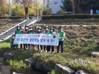 김천시, 녹조 현상 석정천 EM흙공 던지기 … 율곡동 부녀회 주관