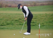 [포토] “집중하자, 집중” 경기 시작 전 퍼팅 연습