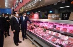 [포토] 축산 매장 둘러보는 정세균 총리