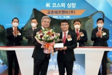 교촌 에프앤비 VS 맘스터치 해마로…증시에도 치킨대전 개막