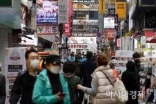 [포토] 명동거리 걷는 시민들