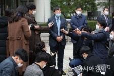 [포토]취재진 앞에 선 서홍관
