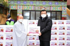 [포토]중랑구, 한성사로부터 따뜻한 겨울나기 성품 전달받아