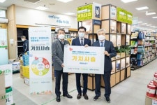 [포토]이정훈 강동구청장, 하나로마트 로데오점(천호) 사회적경제기업 제품 판매대 방문