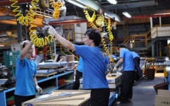 “일감 반토막, 공장보수는 수천만원”…韓 제조업 뿌리 흔드는 화관법