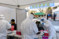 [포토]양천구의회 앞 임시선별검사소에 끊임없는 검사대기 줄