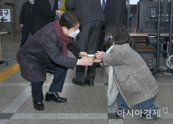 시무식 대신 출근길 커피·건강쿠키 나눠주는 권영진 대구시장